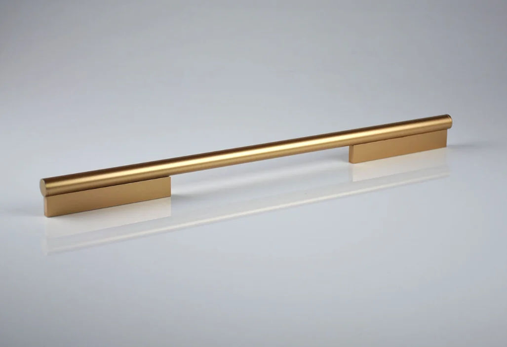 Detalhe de puxador dourado para móveis planejados