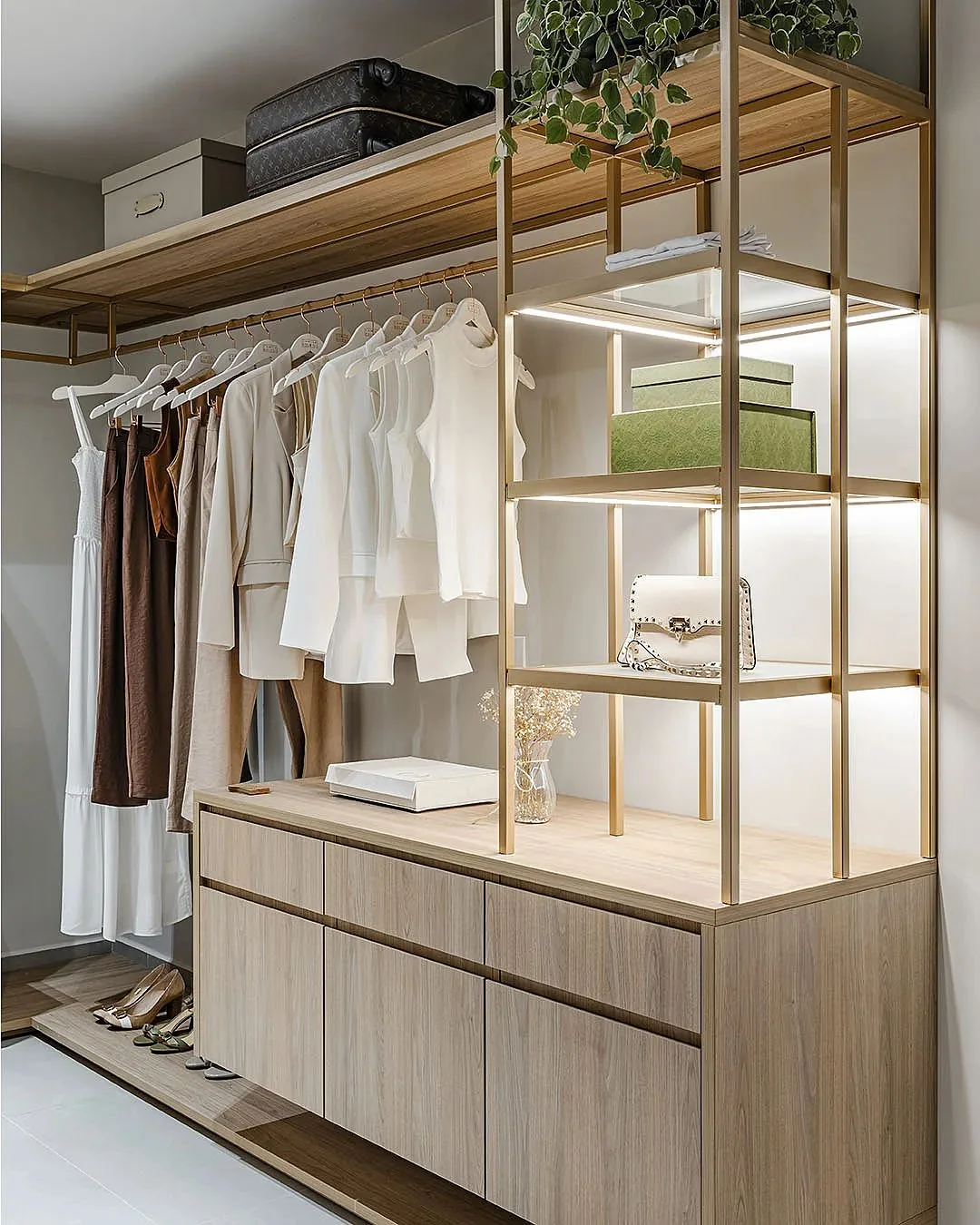 Closet sob medida com estrutura aberta