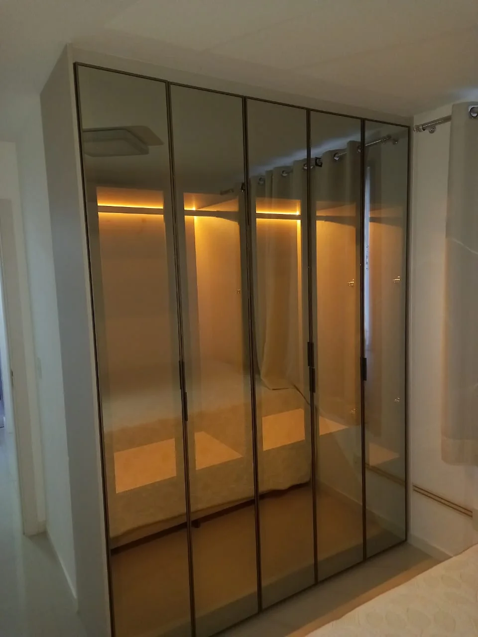 Closet planejado com portas de vidro