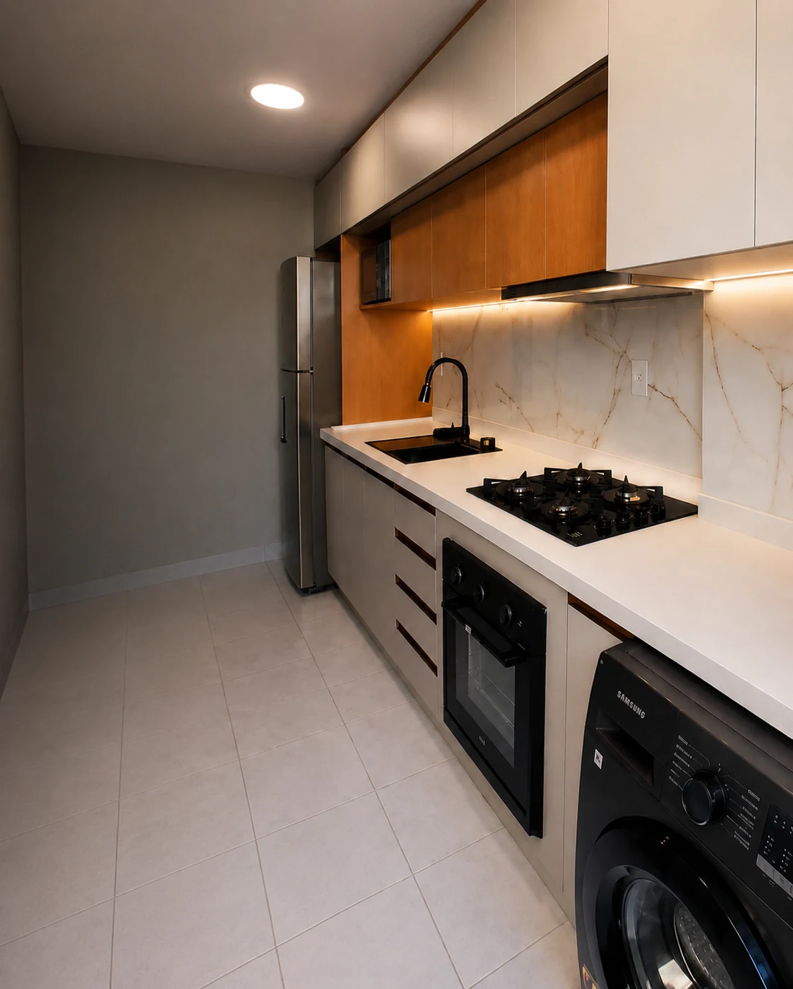 Cozinha branca compacta com bancada preta
