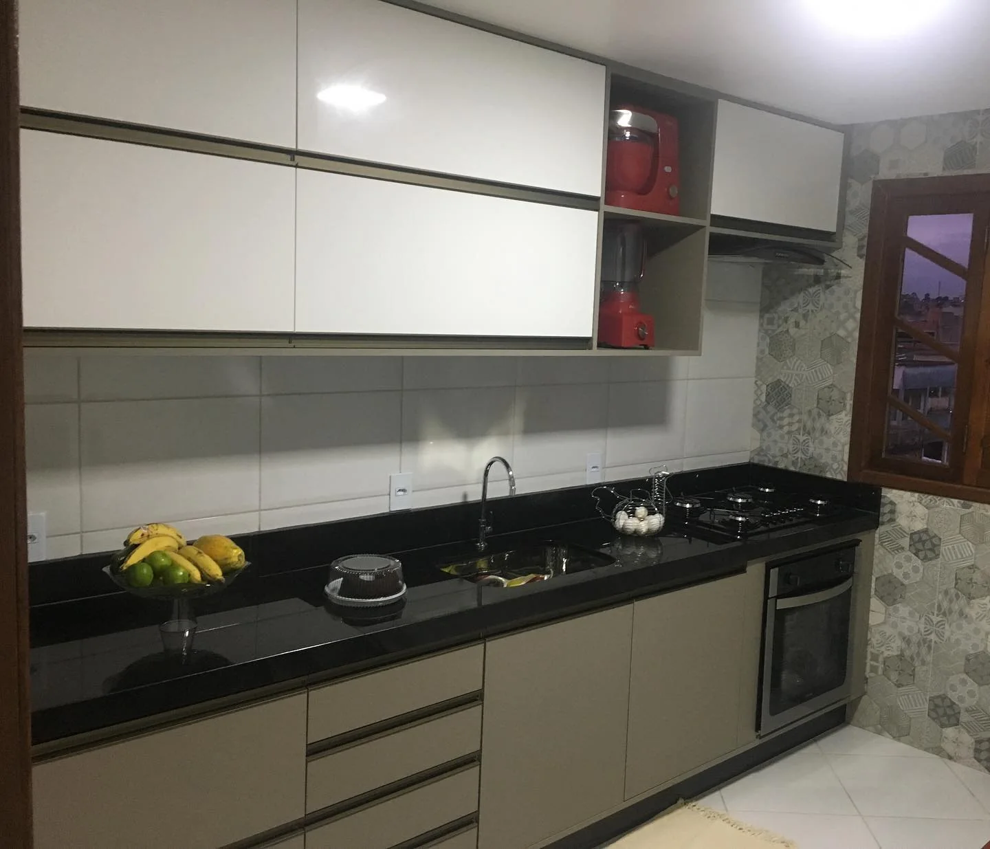Cozinha planejada branca com bancada preta