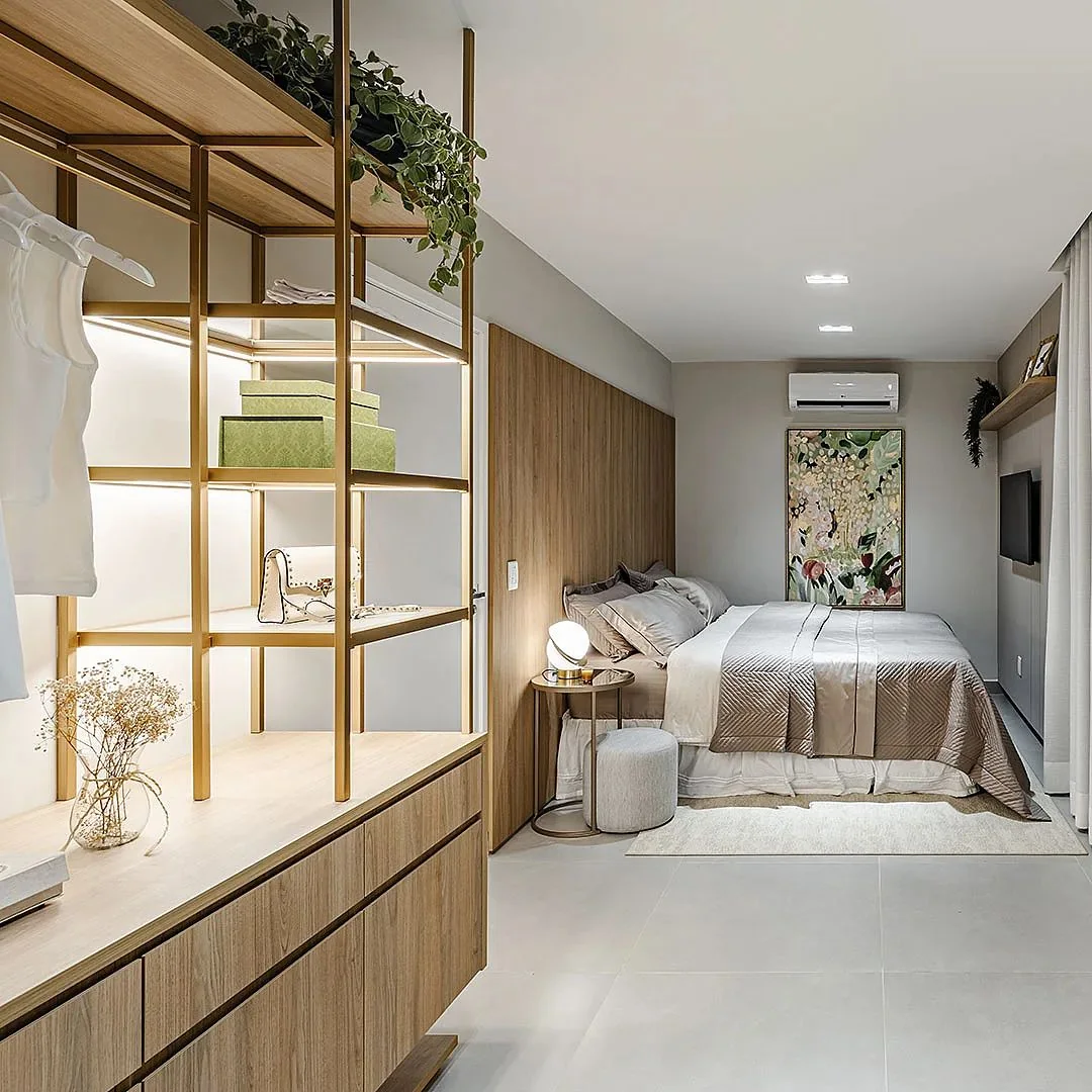 Dormitório com closet aberto e marcenaria em madeira