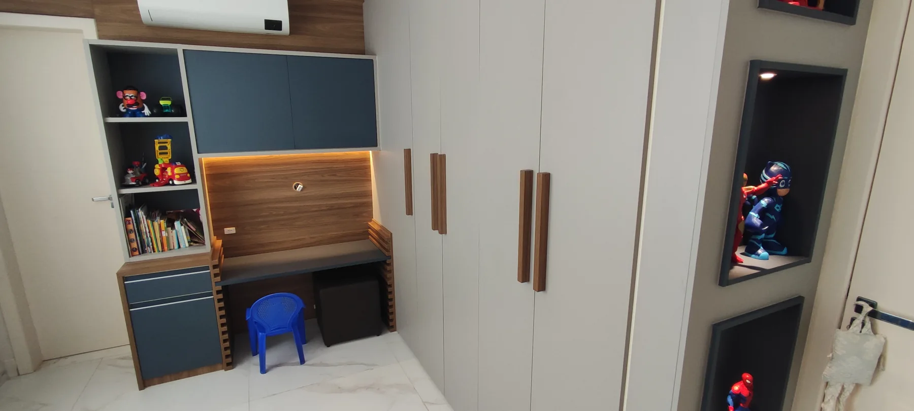 Dormitório infantil planejado com bancada de estudos e roupeiro