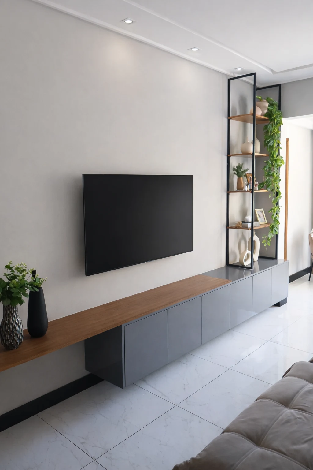 Painel de TV cinza com prateleira lateral