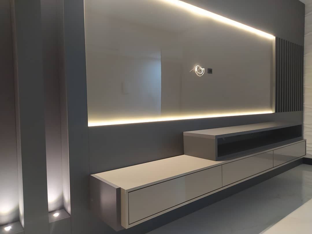 Painel de televisão planejado em tons de fendi e cinza
