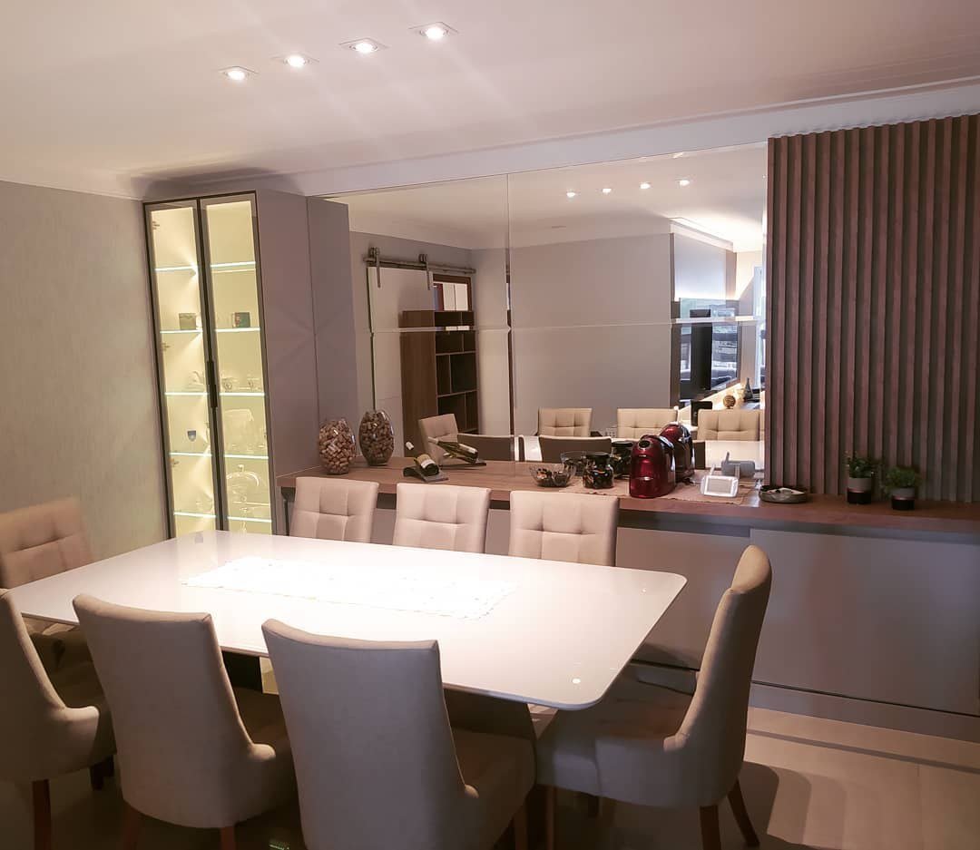 Sala de jantar com cristaleira e marcenaria planejada
