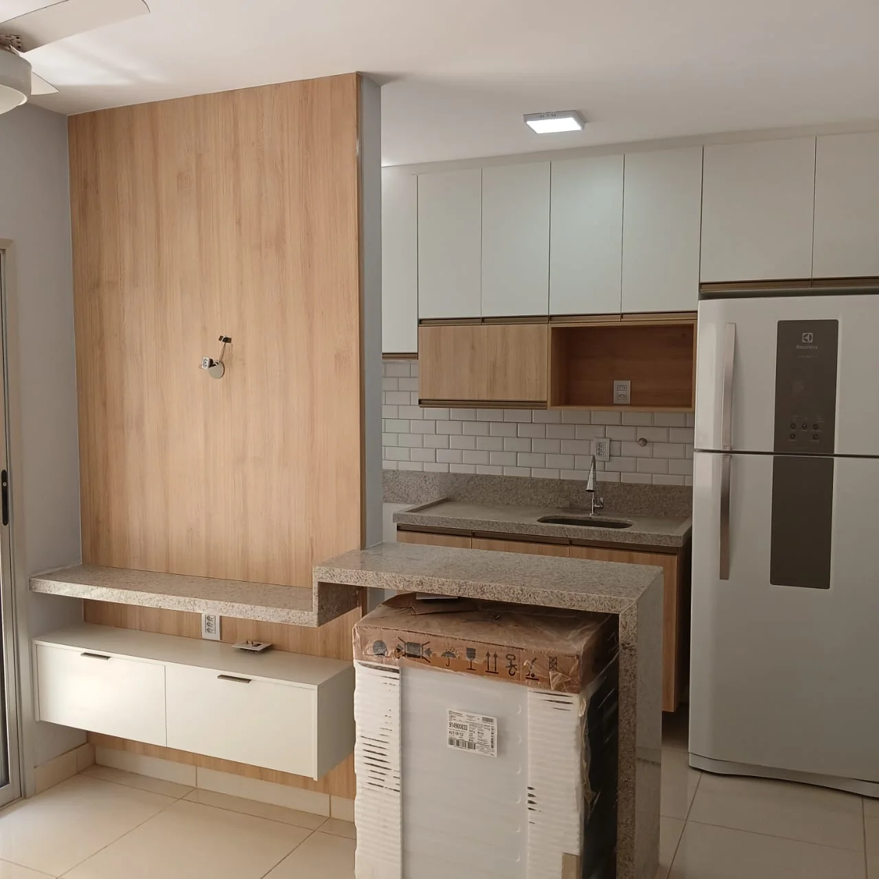 Cozinha cinza e madeira planejada
