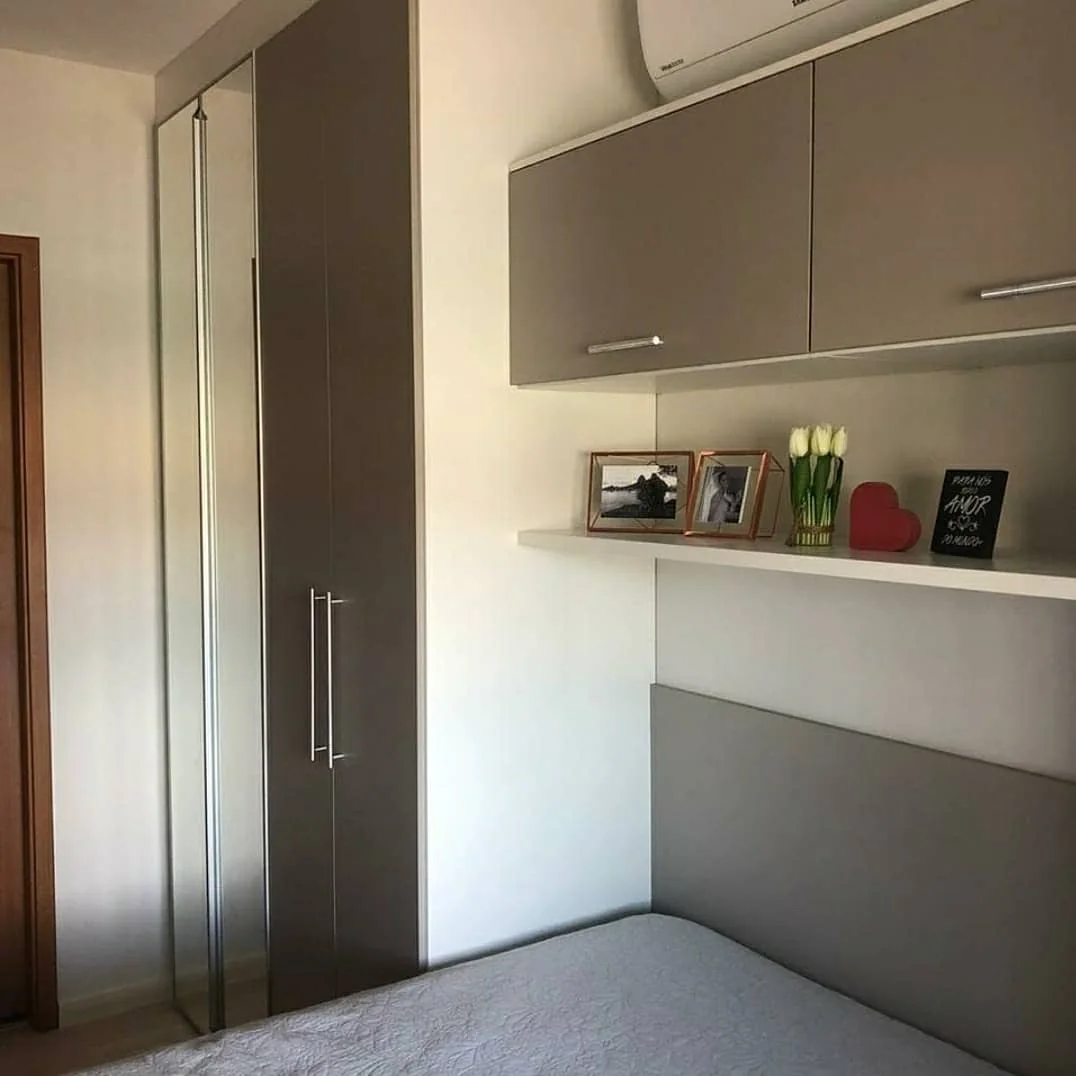 Dormitório com closet em madeira