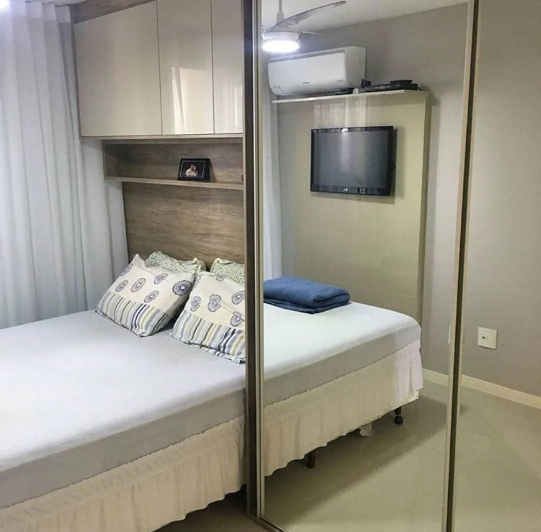 Closet aberto com estrutura em metal e madeira
