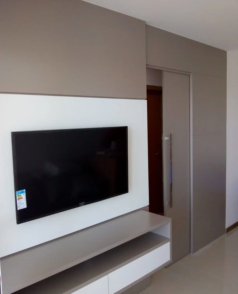 Painel de TV cinza com detalhe ripado