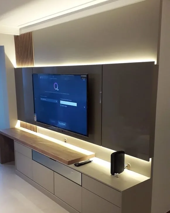 Sala planejada com painel